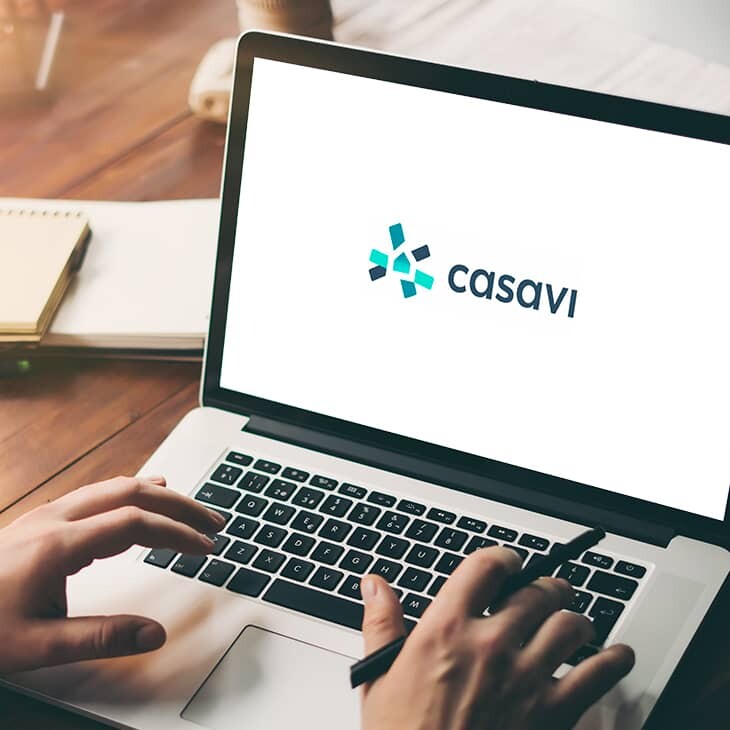 Anzeige von Informations- und Kommunikationsplattform Casavi auf Laptop